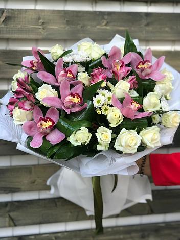 Букет цветов из: Розы и Хризантемы в Мендюкино