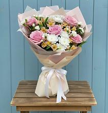 Букет цветов из:  Гвоздики, Орхидеи и Розы в Мендюкино