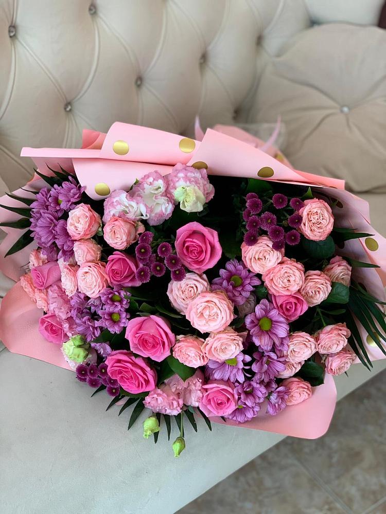 Букет цветов из: Хризантемы, Розы и Лизиантусы в Мендюкино