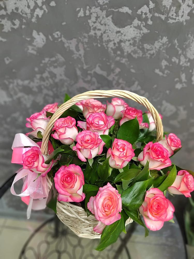 Цветочная композиция из Розы в корзине в Мендюкино