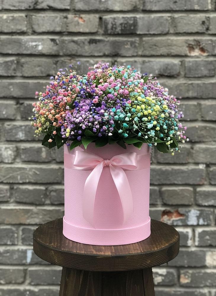 Цветочная композиция из Гипсофила и Розы в шляпной коробке в Мендюкино