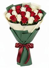 Букет Микс из красных и белых роз в Мендюкино