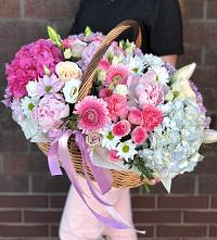 Композиция солнечный день в Мендюкино Цветочная композиция из Розы, Хризантемы, Пионы и Лизиантусы в корзине в Мендюкино