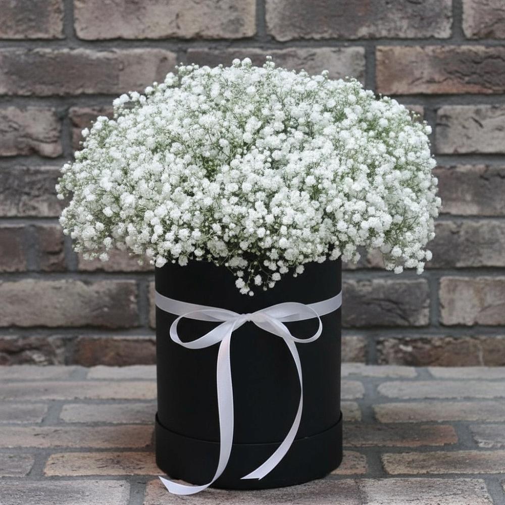 Цветочная композиция из Гипсофила в шляпной коробке в Мендюкино