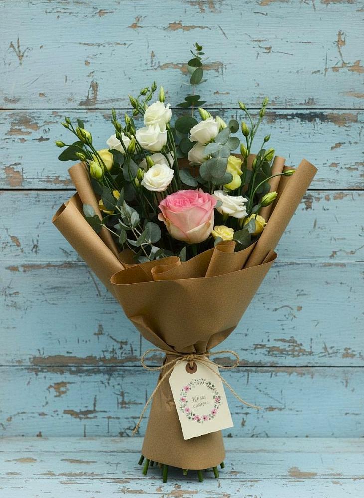 Букет цветов из: Розы и Лизиантусы в Мендюкино