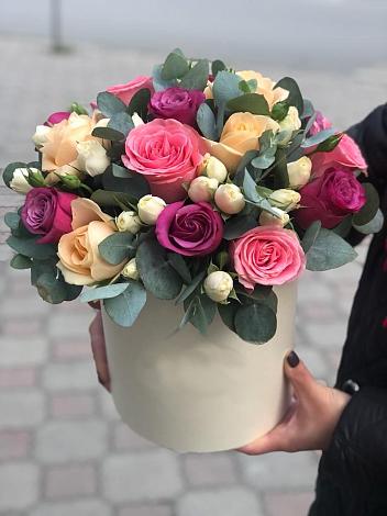 Цветочная композиция из Розы в шляпной коробке в Мендюкино