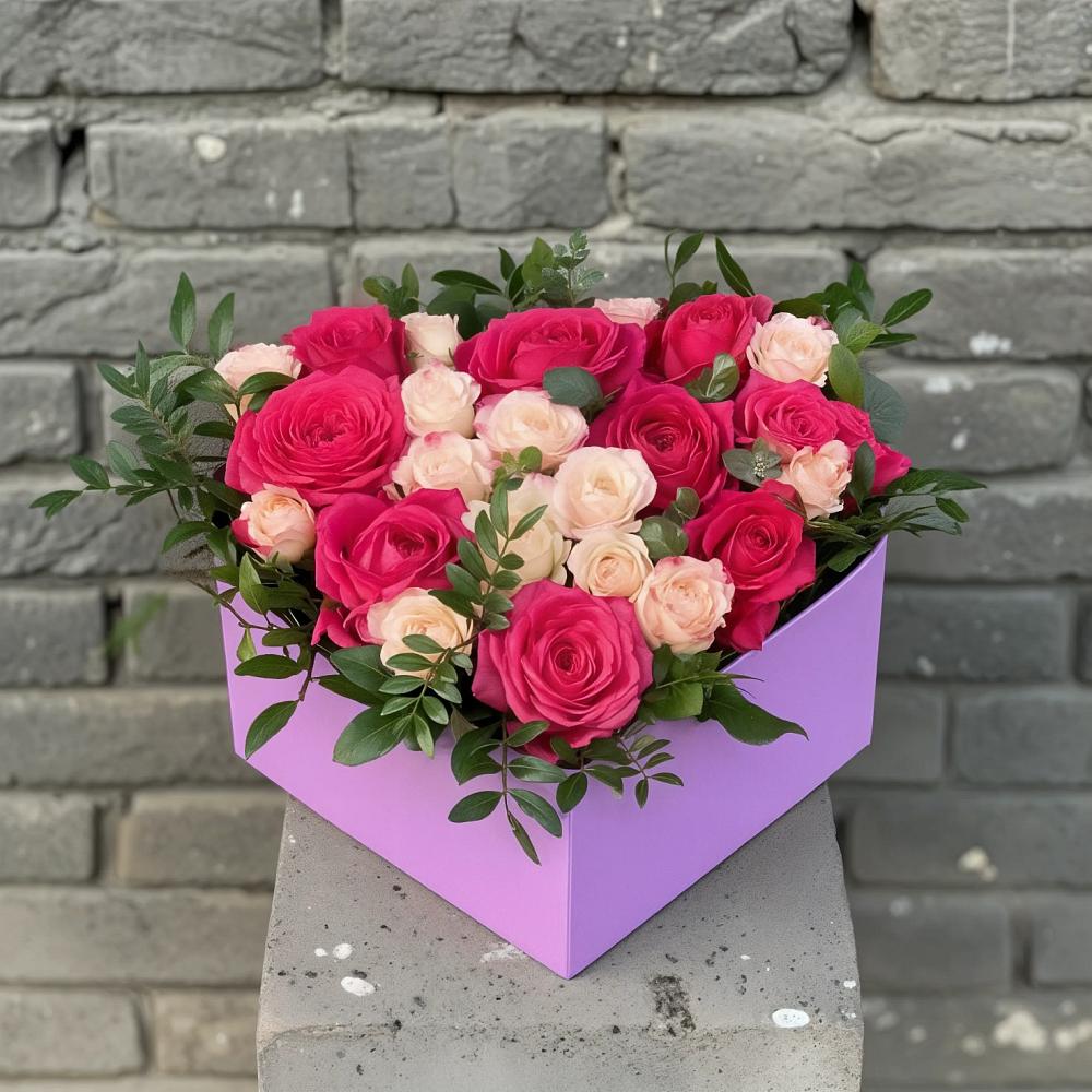 Цветочная композиция из Розы в коробке в Мендюкино