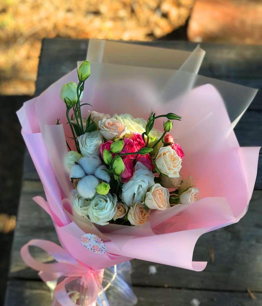 Букет цветов из: Розы и Лизиантусы в Мендюкино