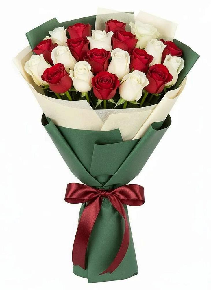 Букет Микс из красных и белых роз в Мендюкино