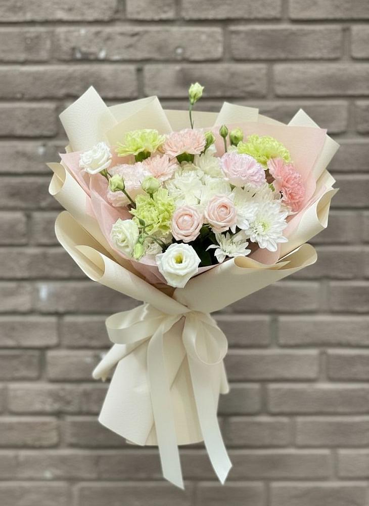 Букет цветов из: Гвоздики, Розы, Лизиантусы и Хризантемы в Мендюкино
