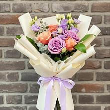 Букет цветов из:  Лизиантусы и Розы в Мендюкино