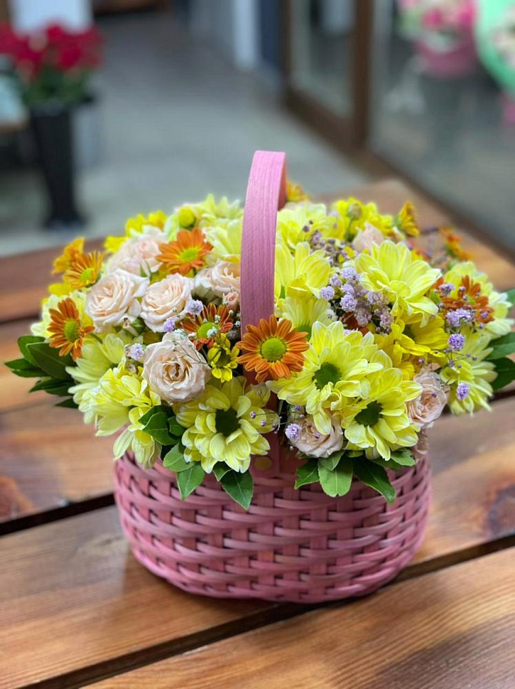 Цветочная композиция из Хризантемы и Розы в корзине в Мендюкино