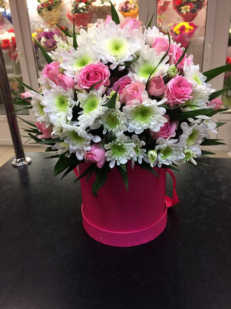 Цветочная композиция из Розы и Хризантемы в шляпной коробке в Мендюкино