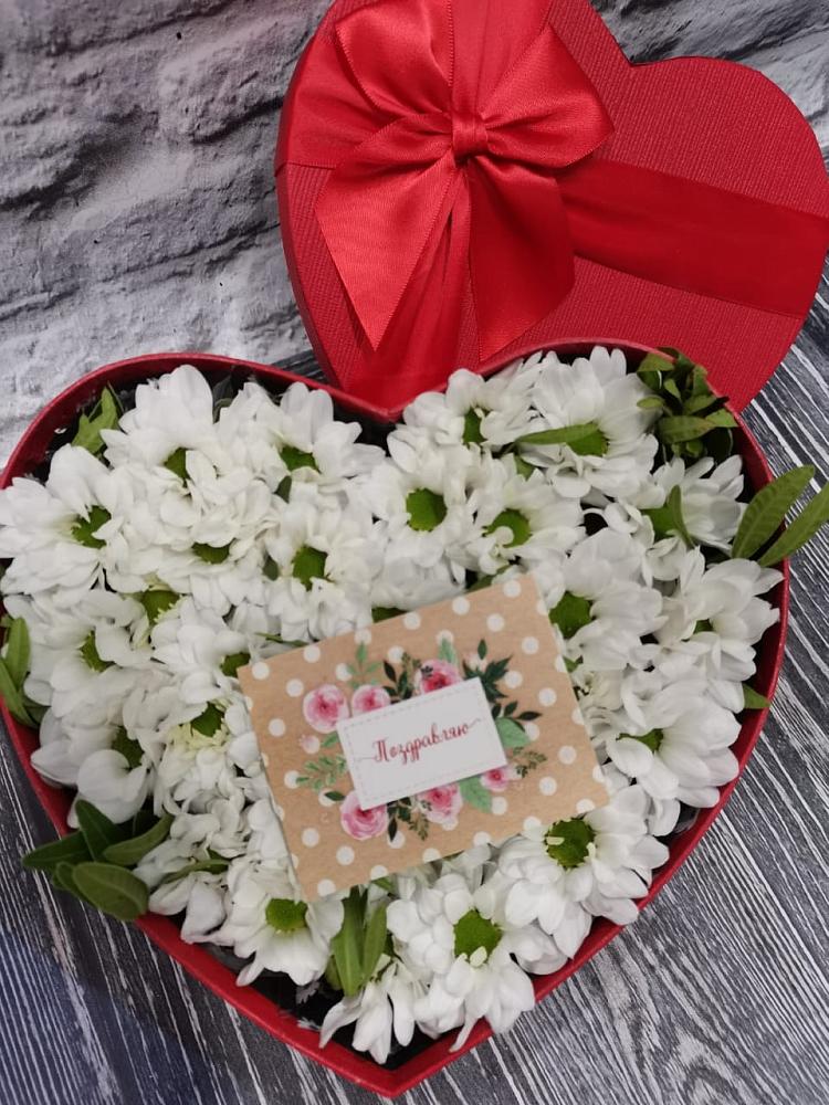 Цветочная композиция из Хризантемы в виде сердца в Мендюкино