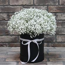 Цветочная композиция из Гипсофила в шляпной коробке в Мендюкино