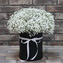 Цветочная композиция из Гипсофила в шляпной коробке в Мендюкино