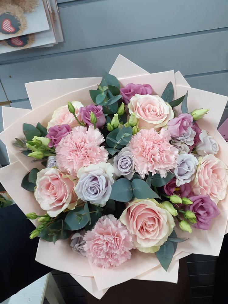 Букет цветов из: Розы, Гвоздики и Лизиантусы в Мендюкино