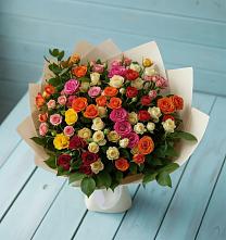 Букет Микс из разноцветных кустовых роз в Мендюкино