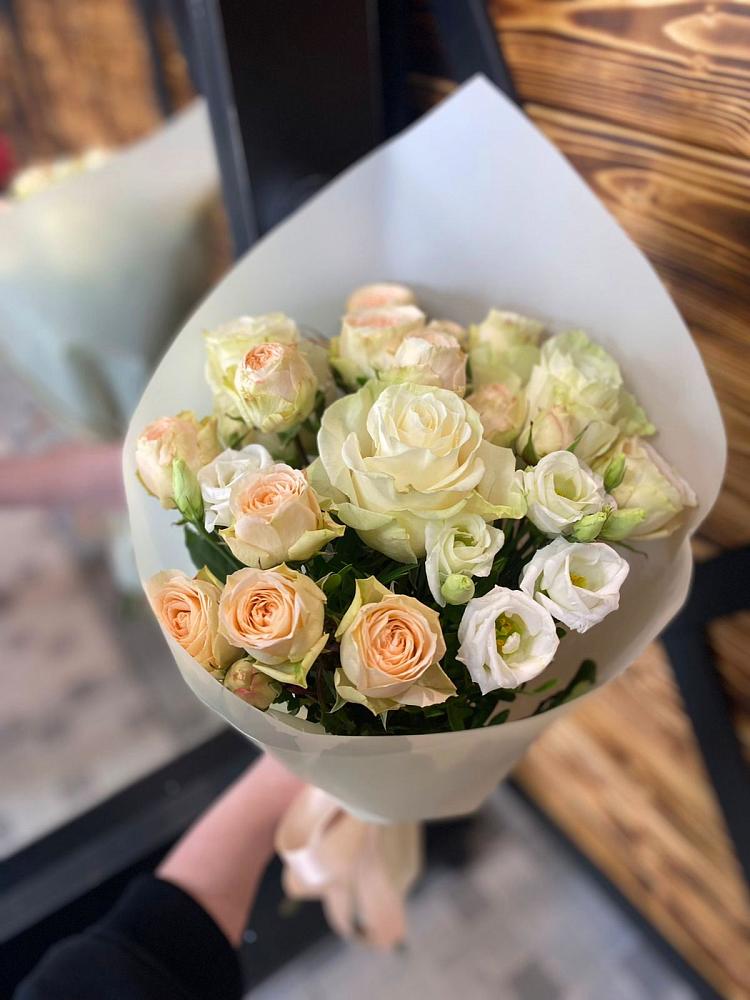 Букет цветов из: Розы и Лизиантусы в Мендюкино