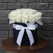 Цветочная композиция из Розы в шляпной коробке в Мендюкино